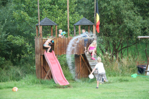 Kinderen spelen in een houten speelkasteel op de kleine camping Luxemburg