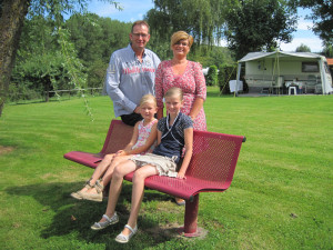 Ouder met hun dochters op de kleine camping Limburg