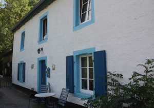 Een wit gebouw op de kleine camping Luxemburg