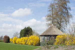 Een rond houten huisje op de boerencamping Gelderland