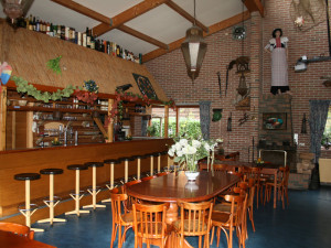 De bar en het restaurant op de kleine camping Gelderland