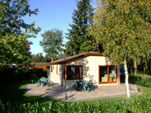 Een wit gebouw op de kleine camping Gelderland
