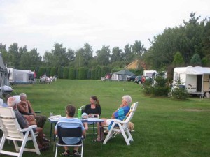 Mensen op campingstoelen op de boerencamping Gelderland