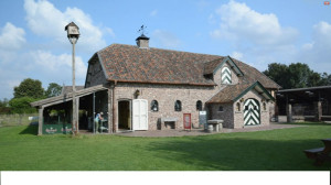 Een charmant houten gebouw op de kleine camping Limburg