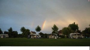 Een regenboog op de kleine camping Limburg