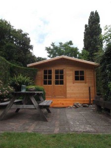 Een houten chalet op de boerencamping Overijssel