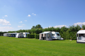 Caravans op het kampeerterrein van de boerencamping Overijssel