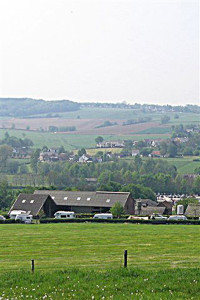 Het heuvalachtige landschap bij de boerencamping in Limburg