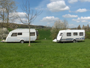 Twee caravans op de boerencamping Limburg