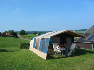 Een grote tent op de boerencamping in Limburg