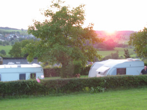Caravans op de boerencamping in Limburg