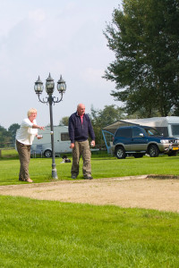 Mensen spelen petanque op de natuurcamping Brabant