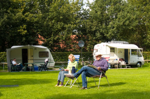 Mensen lezen in de zon op de natuurcamping Brabant