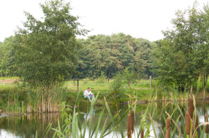 Een man vist bij de natuurcamping Brabant