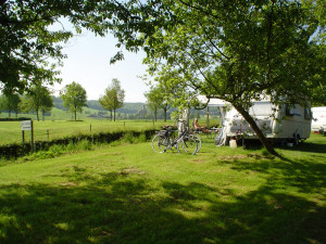 Fietsen en een caravan op de boerencamping Limburg