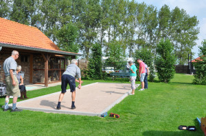 Mensen spelen petanque op de boerencamping Overijssel