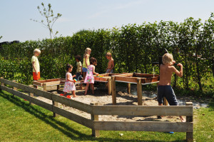 De zand en waterspeelplaats op de boerencamping Overijssel