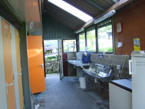 Het sanitair van de boerencamping in Limburg