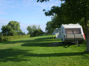 Een witte caravan op de boerencamping in Limburg