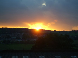De zonsondergang bij de boerencamping in Limburg