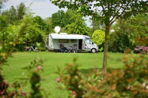 Een campervan op de kleine camping Drenthe