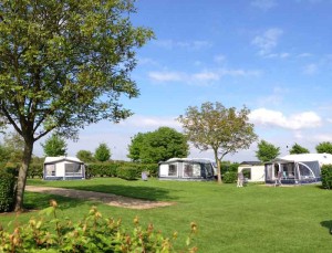 Het kampeerterrein van de kleine camping Limburg