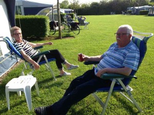Twee mensen in campingstoelen op de kleine camping Limburg