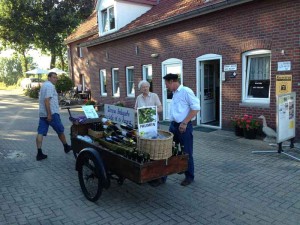 Een man verkoopt wijn uit een wagen op de kleine camping Limburg