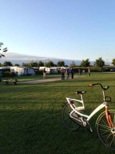 Een witte fiets op de kleine camping Limburg