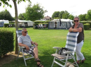 Een man en een vrouw bij campingstoelen op de kleine camping Limburg