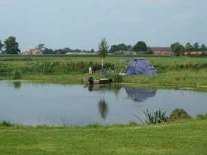 Een tentje naast het water bij de kleine camping Overijssel
