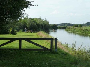 Een hek voor het grasveld van de kleine camping Overijssel
