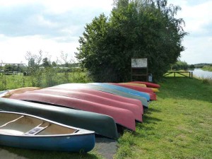 Gekleurde kano's op de kade bij de kleine camping Overijssel