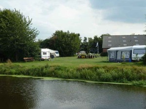 De rivier naast de kleine camping Overijssel