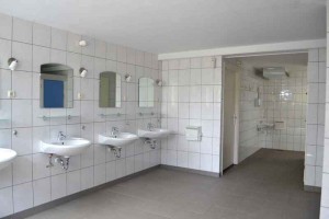 Het sanitairgebouw van de natuurcamping Limburg