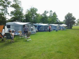 Caravans op de kleine camping Overijssel