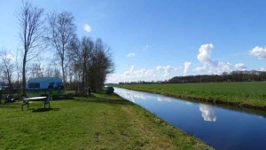 De sloot naast de kleine camping Overijssel
