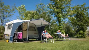 Mesen zitten in de zon voor de caravan op een kleine camping in Gelderland