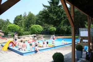 Het zwembad van een kleine camping in Gelderland