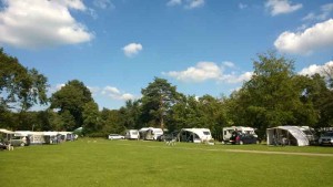 Het kampeerterrein van een kleine camping in Gelderland