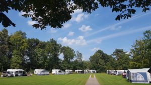 Een veld op een boerencamping