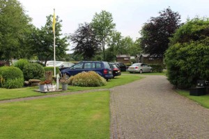 De parkeerplaats van de kleine camping Drenthe