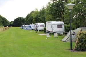 Caravans en tenten op de de kleine camping Drenthe