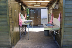 De afwastafels op de kleine camping Drenthe