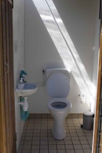 Een toilet op de kleine camping Drenthe