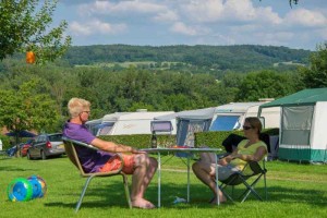 Mensen aan een campingtafel op de natuurcamping Limburg