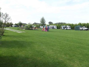 Het kampeerterrein van de kleine camping Zeeland