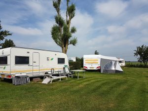 Caravans op de kleine groene camping