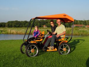 Een overdekte skelter op de boerencamping