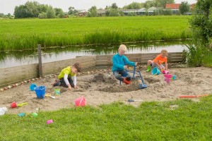 Kinderen spelen in het zand bij de boerencamping Utrecht